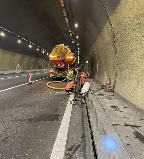 和硕隧道排水渠清淤